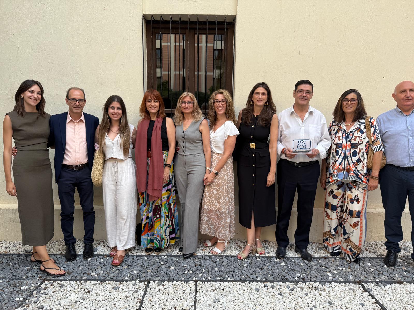 El equipo de Valencia Fruits y los propietarios con el galardón de 8 Mediterráneo. / VF