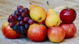 Peras manzana y uvas