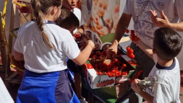 Niños comiendo hortalizas