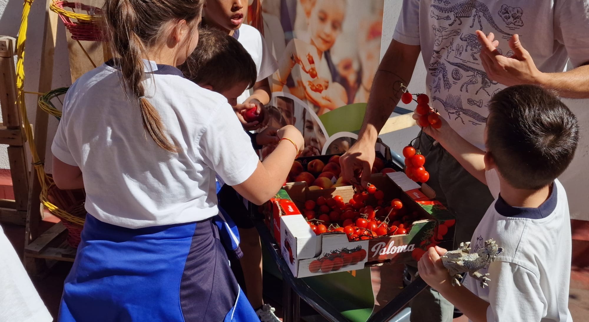 Niños comiendo hortalizas
